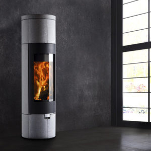 Fonte-flamme-cheminees-jouvin-poele-a-bois-design-contemporain-Aura-DEA-gris-situ