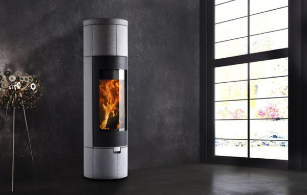 Fonte-flamme-cheminees-jouvin-poele-a-bois-design-contemporain-Aura-DEA-gris-situ