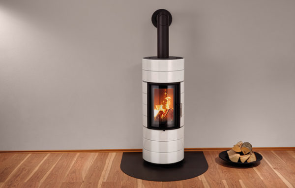Fonte-flamme-cheminees-jouvin-poele-a-bois-design-contemporain-Colona-Lite-ambiance