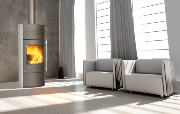 Fonte-flamme-cheminees-jouvin-poele-a-bois-design-contemporain-ilam-gris-cote-pierre-ollaire-porte-bucher-li