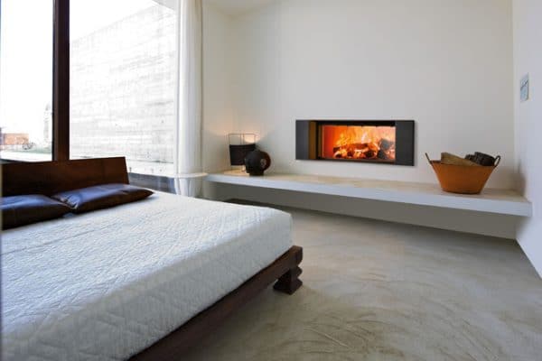 cheminée foyer bois MCZ Plasma 115 avec porte relevable avec cadre decoration Klee chambre