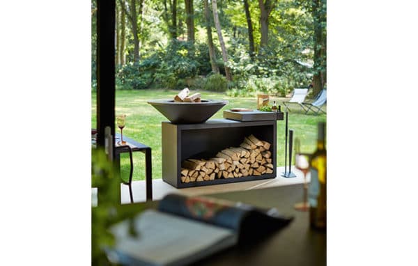 brasero-ofyr-island-black-dans-le-jardin